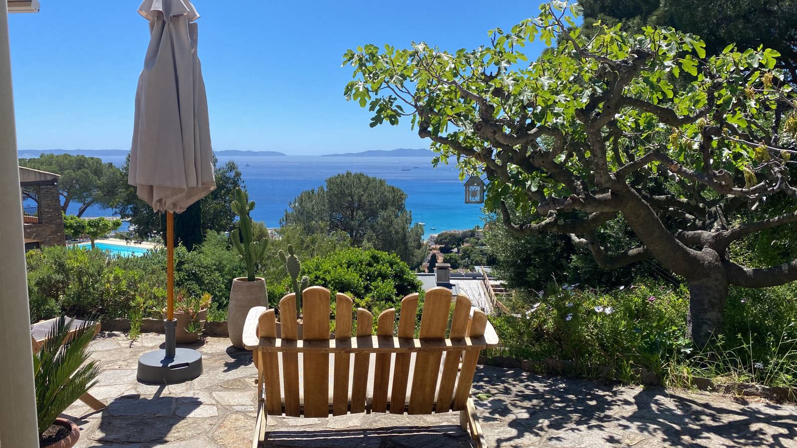 LOCATIONS VACANCES Charmante villa** vue mer LE LAVANDOU