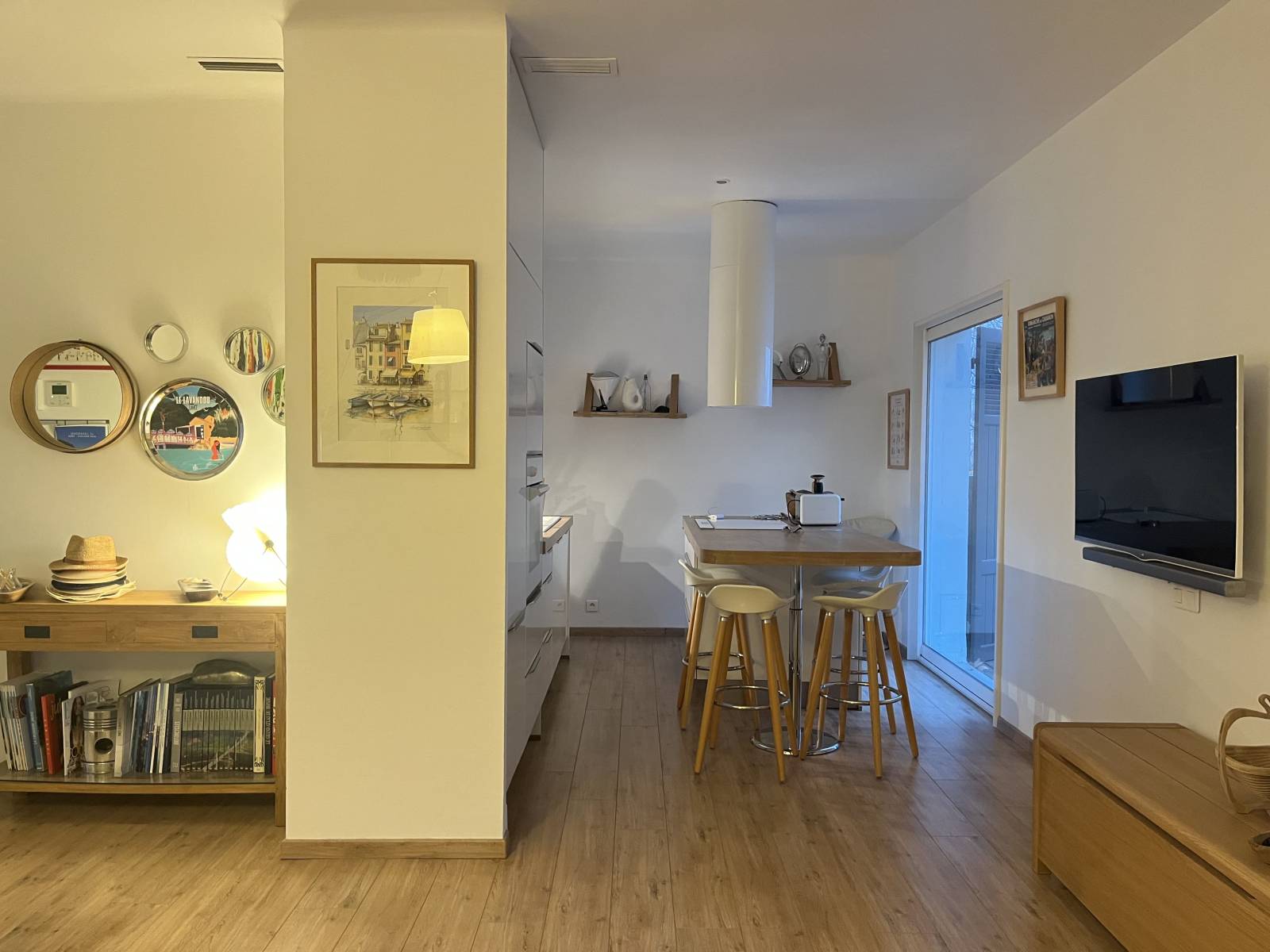 LOCATIONS VACANCES T3 refait à neuf – Centre-ville du Lavandou