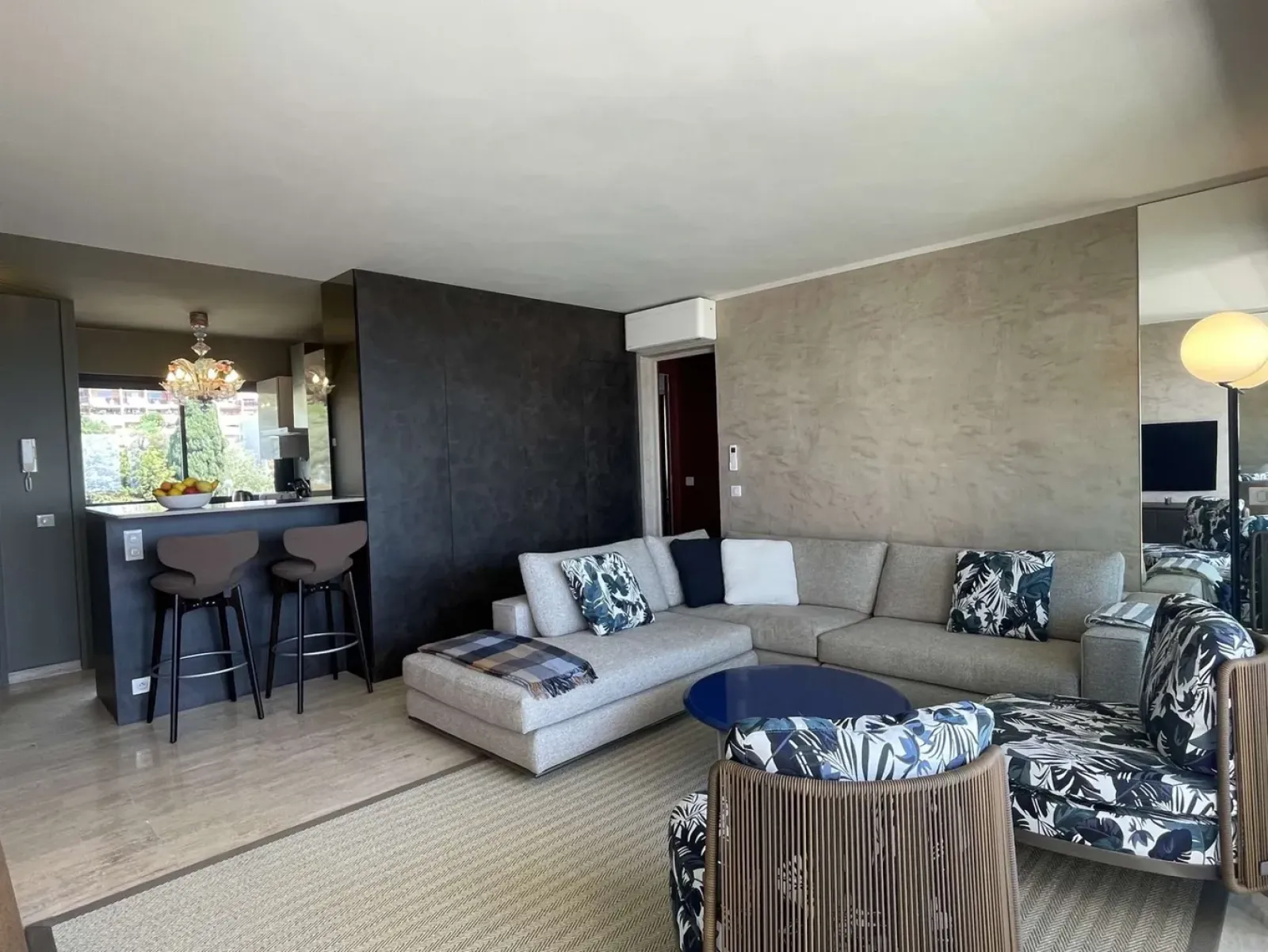 LOCATION VACANCES LUXUEUX APPARTEMENT VUE MER ET LE PORT