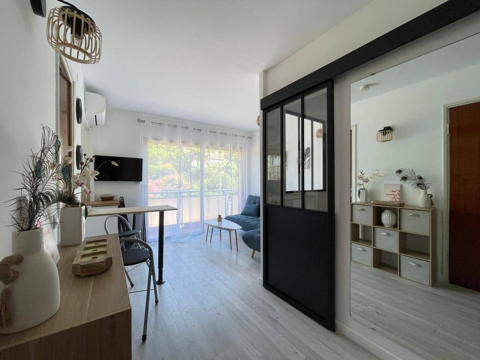 Studio cabine rénové et climatisé  à 100 m de la plage – Le Lavandou