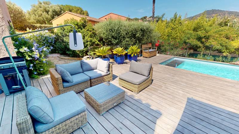 A VENDRE ! LE LAVANDOU - Villa de 166m² - Piscine - Environnement calme