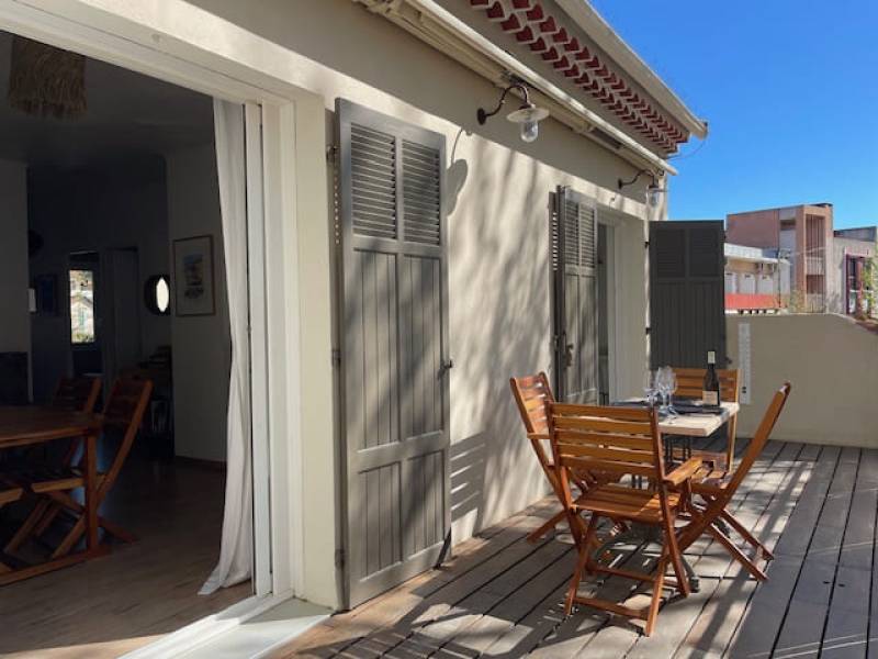 LOCATIONS VACANCES T3 refait à neuf – Centre-ville du Lavandou