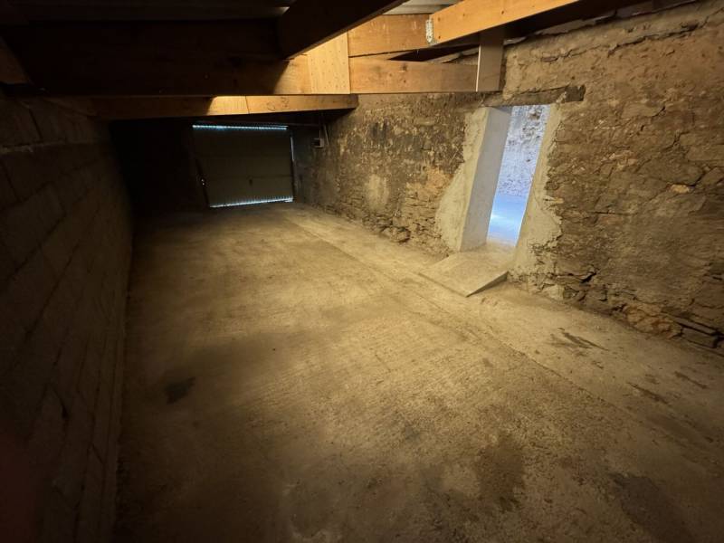 Grand parking sécurisé de 190 m² à louer à l’année à Bormes-les-Mimosas quartier résidentiel, en exclusivité