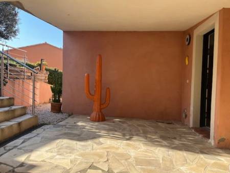 A VENDRE ! LE LAVANDOU - Villa de 166m² - Piscine - Environnement calme