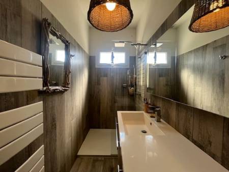 LOCATIONS VACANCES T3 refait à neuf – Centre-ville du Lavandou