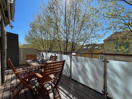 LOCATIONS VACANCES T3 refait à neuf – Centre-ville du Lavandou