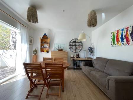 LOCATIONS VACANCES T3 refait à neuf – Centre-ville du Lavandou