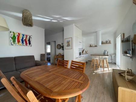 LOCATIONS VACANCES T3 refait à neuf – Centre-ville du Lavandou