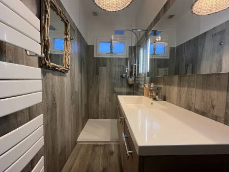 LOCATIONS VACANCES T3 refait à neuf – Centre-ville du Lavandou