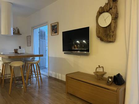 LOCATIONS VACANCES T3 refait à neuf – Centre-ville du Lavandou