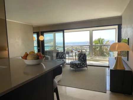 LOCATION VACANCES LUXUEUX APPARTEMENT VUE MER ET LE PORT