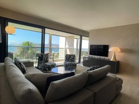 LOCATION VACANCES LUXUEUX APPARTEMENT VUE MER ET LE PORT