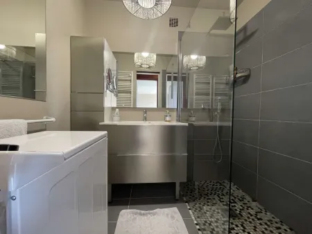 LOCATION VACANCES LUXUEUX APPARTEMENT VUE MER ET LE PORT