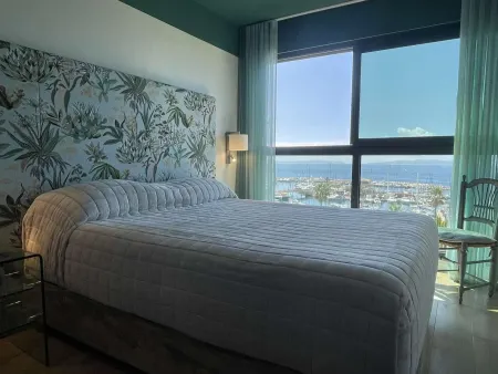 LOCATION VACANCES LUXUEUX APPARTEMENT VUE MER ET LE PORT