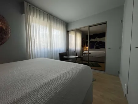 LOCATION VACANCES LUXUEUX APPARTEMENT VUE MER ET LE PORT