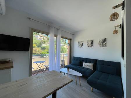 Studio cabine rénové et climatisé  à 100 m de la plage – Le Lavandou