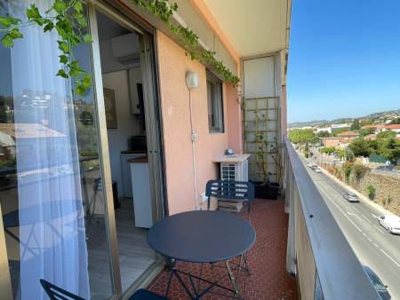 Studio cabine rénové et climatisé  à 100 m de la plage – Le Lavandou
