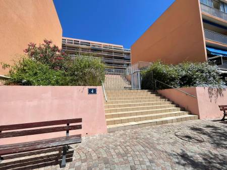 Studio cabine rénové et climatisé  à 100 m de la plage – Le Lavandou