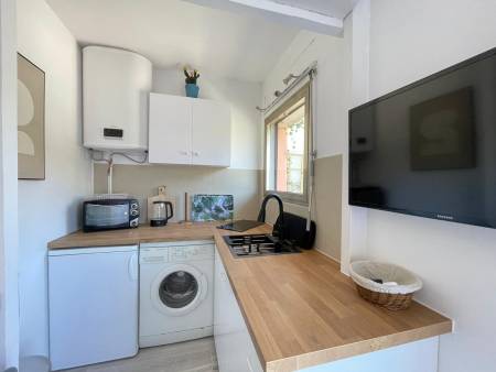 Studio cabine rénové et climatisé  à 100 m de la plage – Le Lavandou