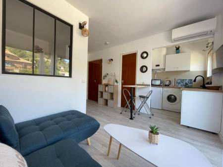 Studio cabine rénové et climatisé  à 100 m de la plage – Le Lavandou