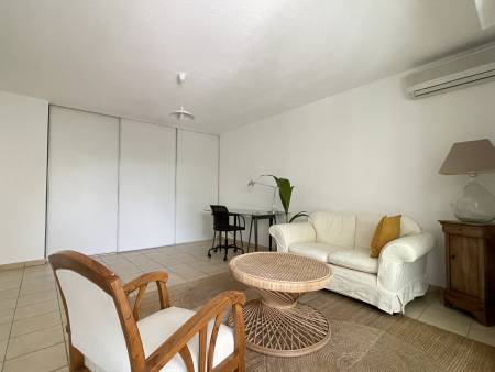 Salon-séjour avec placard